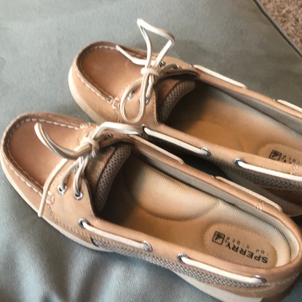 Size 7 Women’s Tan leather Sperry. Great shape!